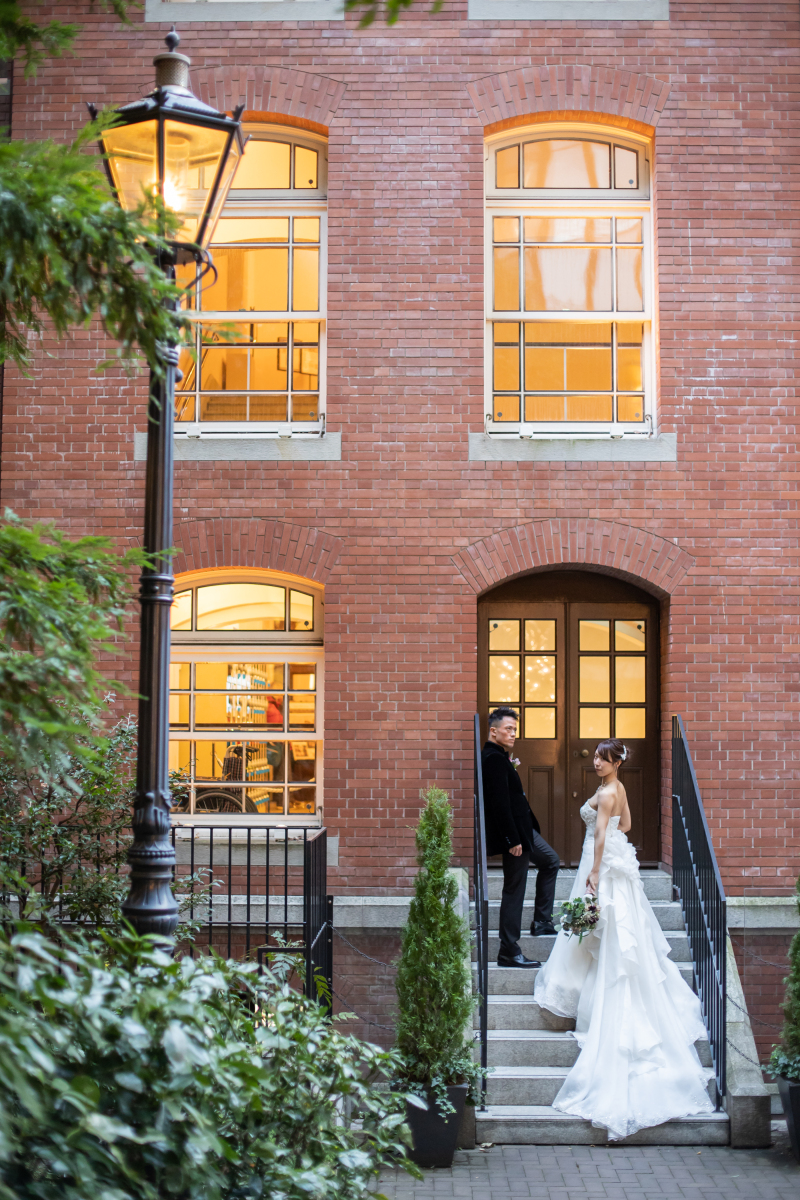 一号館美術館の赤レンガをバックに