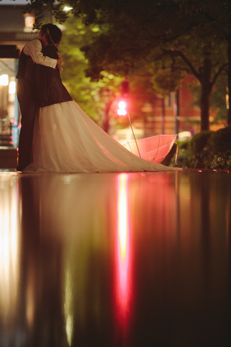 傘を投げ出し、雨の中抱き合うお二人♡