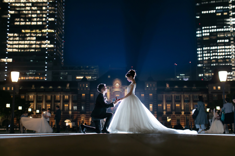 東京駅前でプロポーズシーン