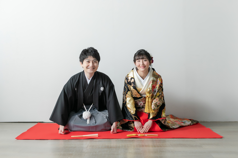 まずはスタジオから。緋毛氈の上でクラシックに