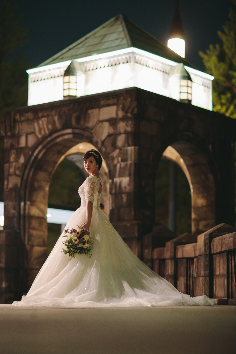 和田倉門のガゼボを背景に。