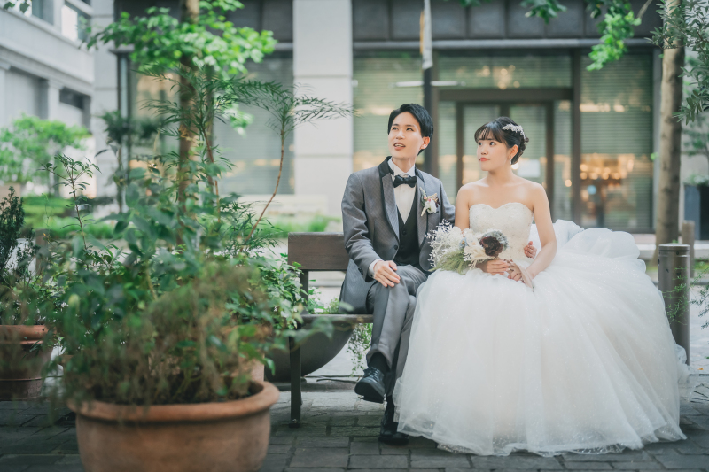 ベンチに座って