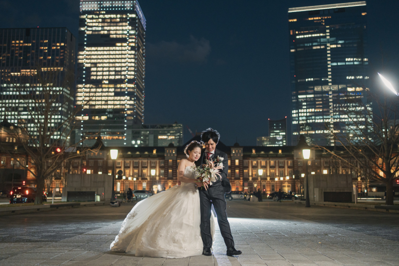 ふんわりと風になびくドレス