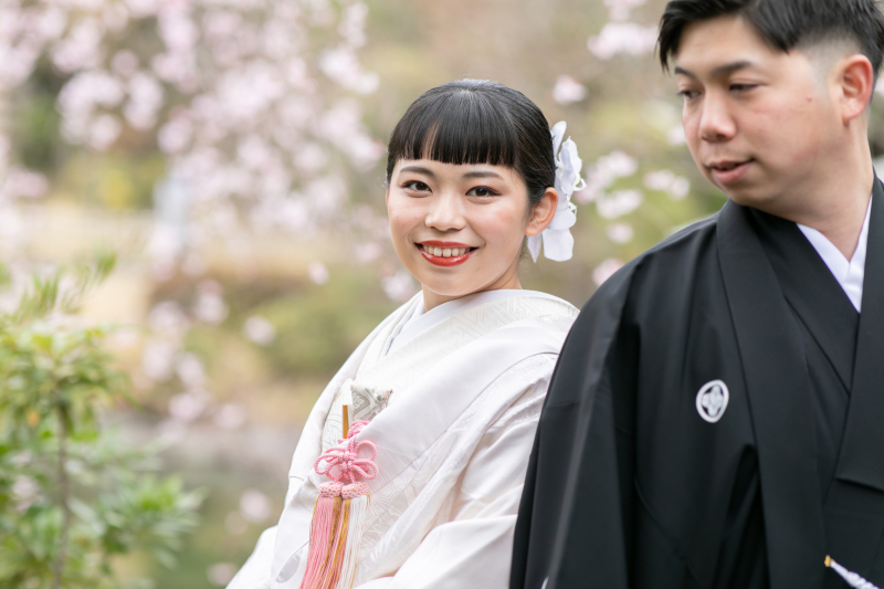 日本庭園での枝垂れ桜と、洋装での丸の内!