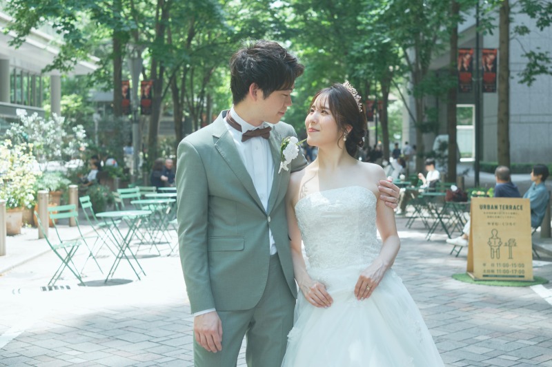 緑が輝く洋装デイタイム