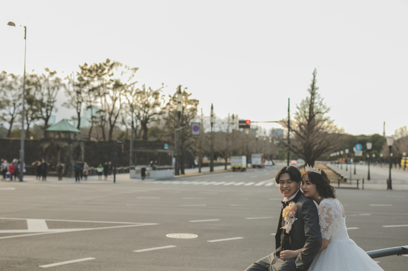 ふんわりとした夕暮れの下、ロケーション撮影