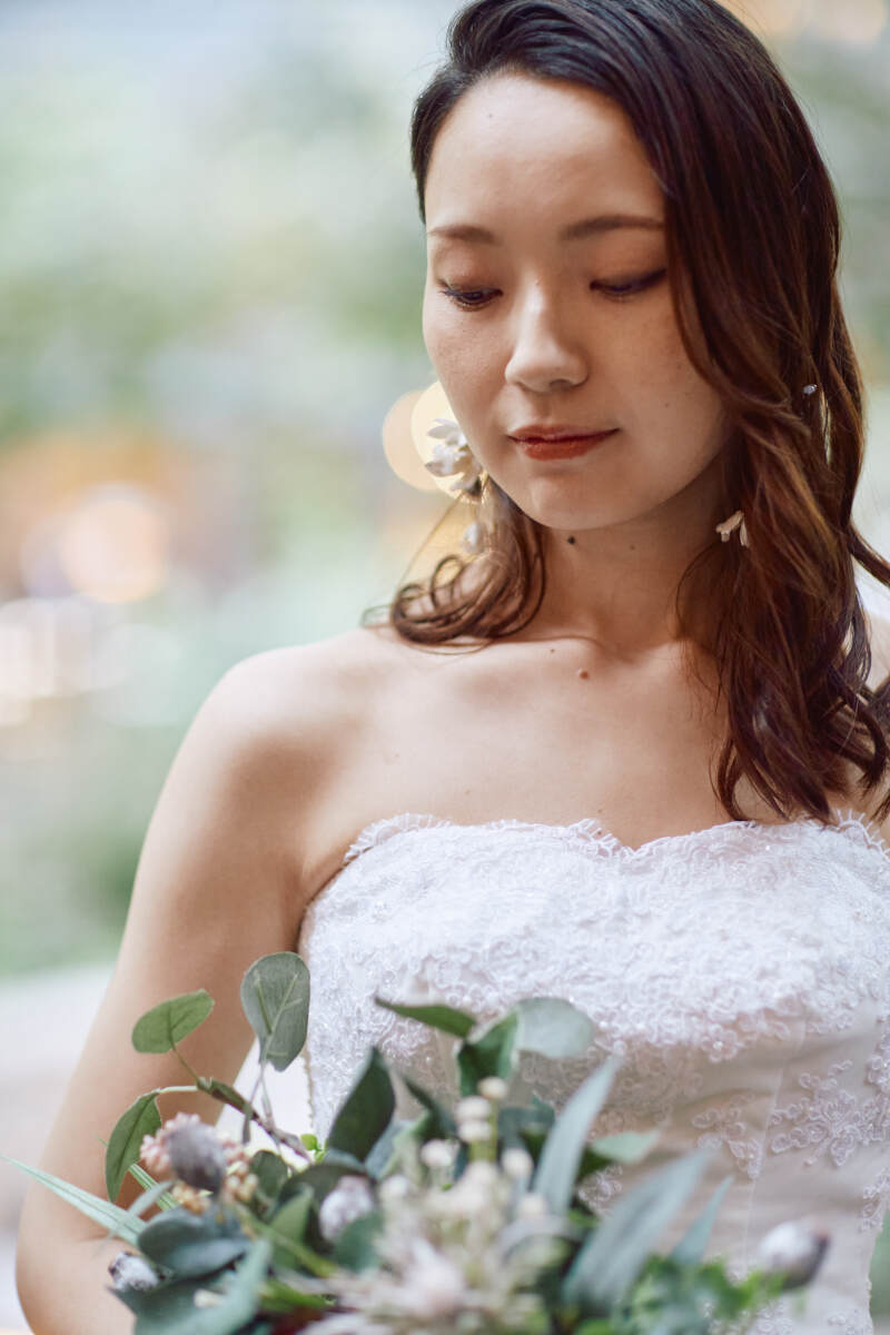 美しい伏し目がちショット