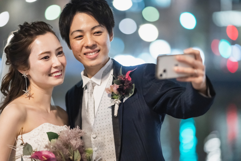 表情豊かなカップルの丸の内ロケ撮影