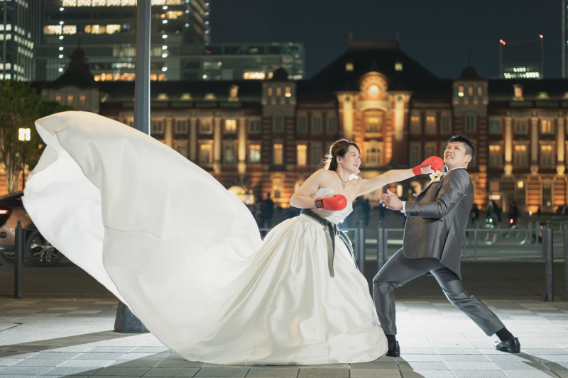 東京駅前でボクシングポーズ！