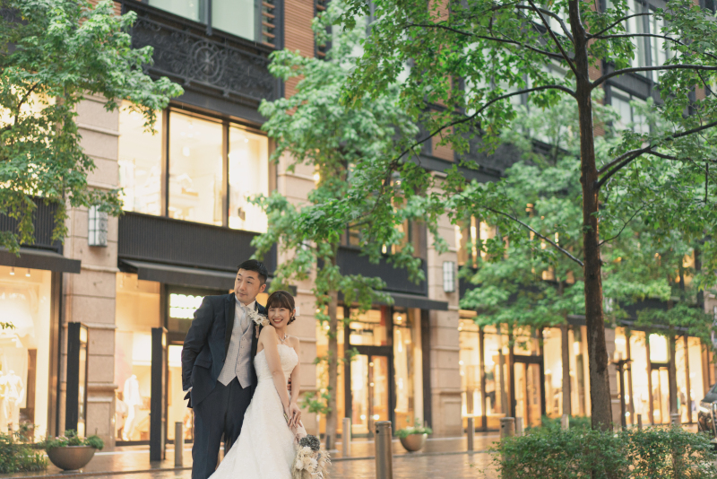 洋装にお色直しをして、東京・丸の内へ