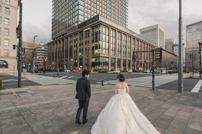 交差点をバックにモダンな一枚