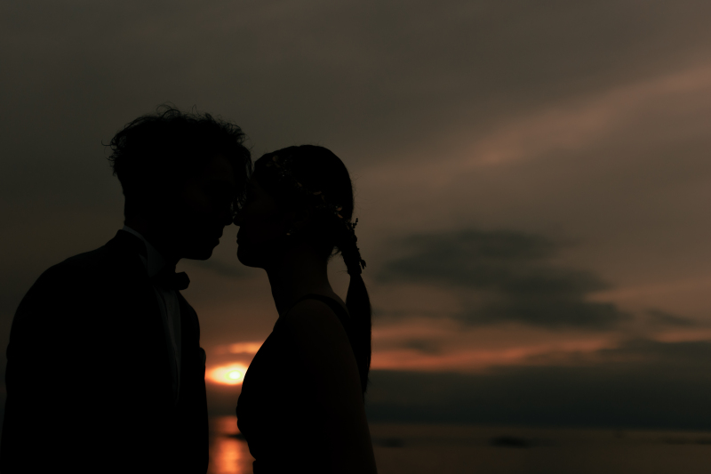 サンセットを背景にシルエットを捉えて