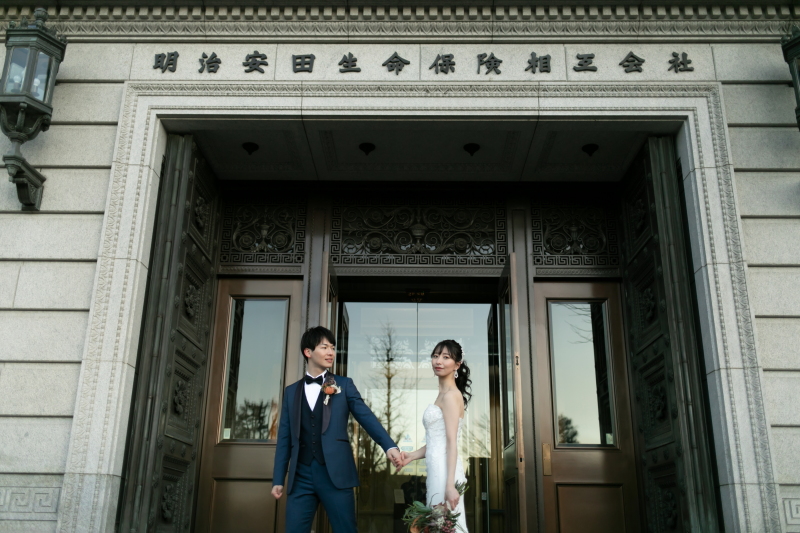 窓辺に空が反射して