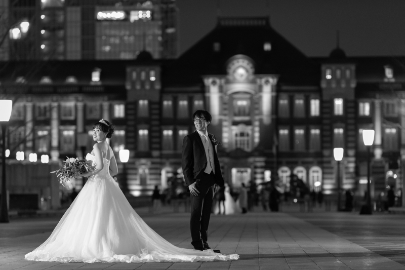 東京駅へロケーション。モノクロの1枚。