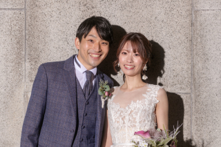 丸の内ロケ中、石壁をバックにスタイリッシュな撮影♪