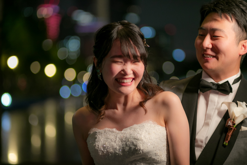 自然な笑顔と街のきらめき