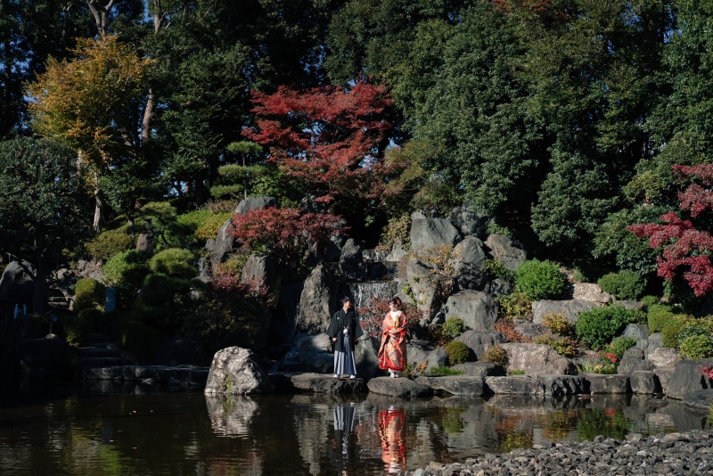 池に映るお二人の姿