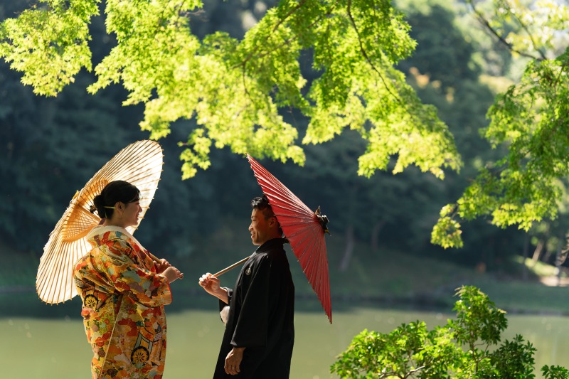 見つめ合う横顔