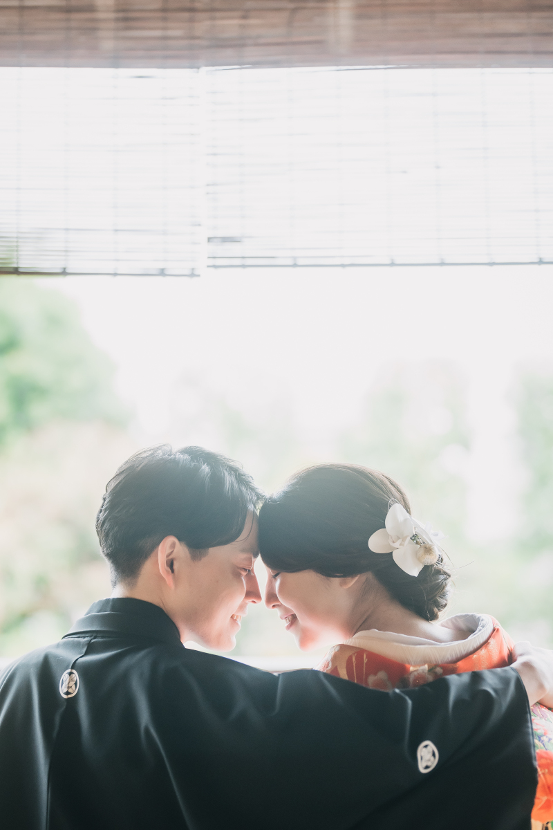 光の中で寄り添って