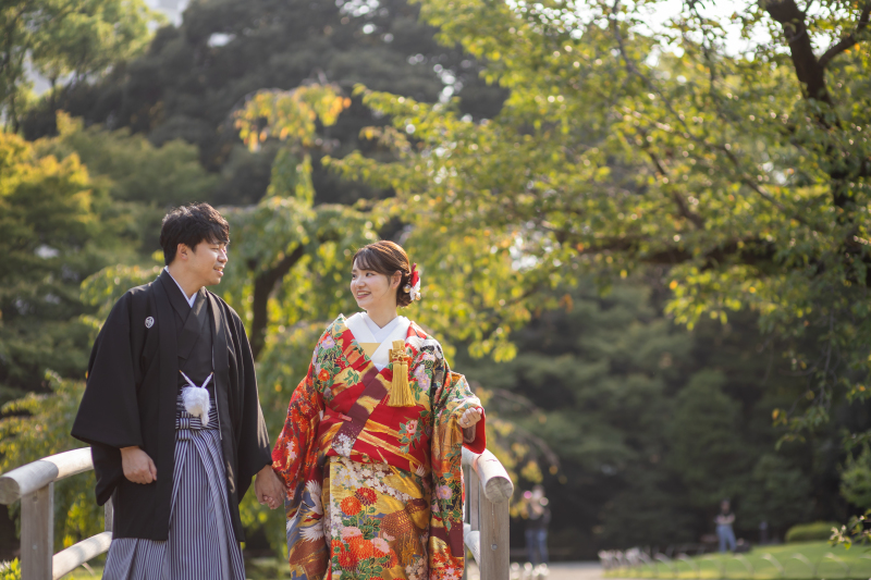 手をつないで歩きながら