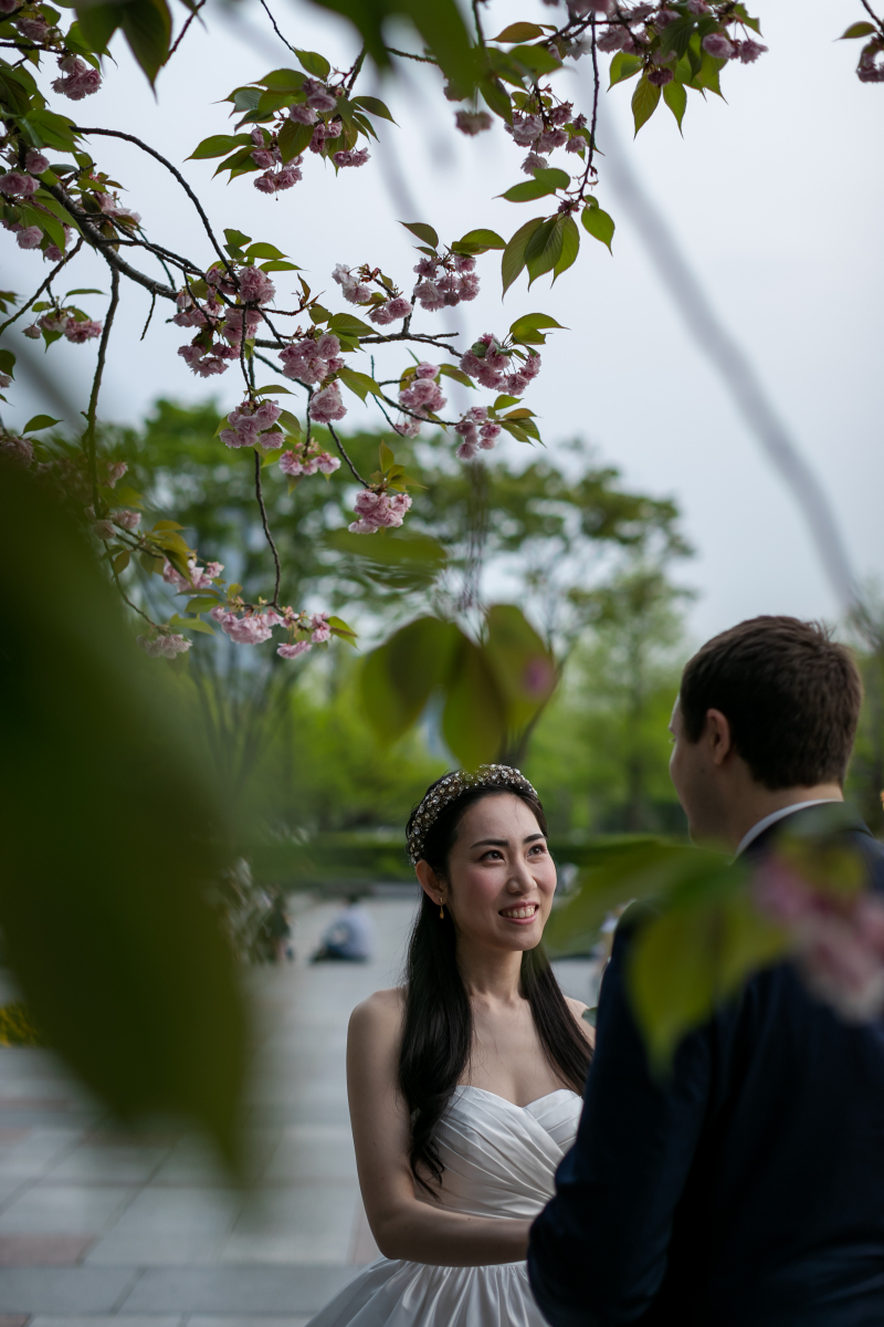 八重桜越しのご新婦