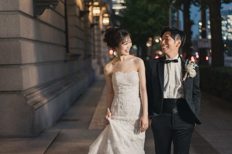 歩いてお話しながら笑顔が輝くショット