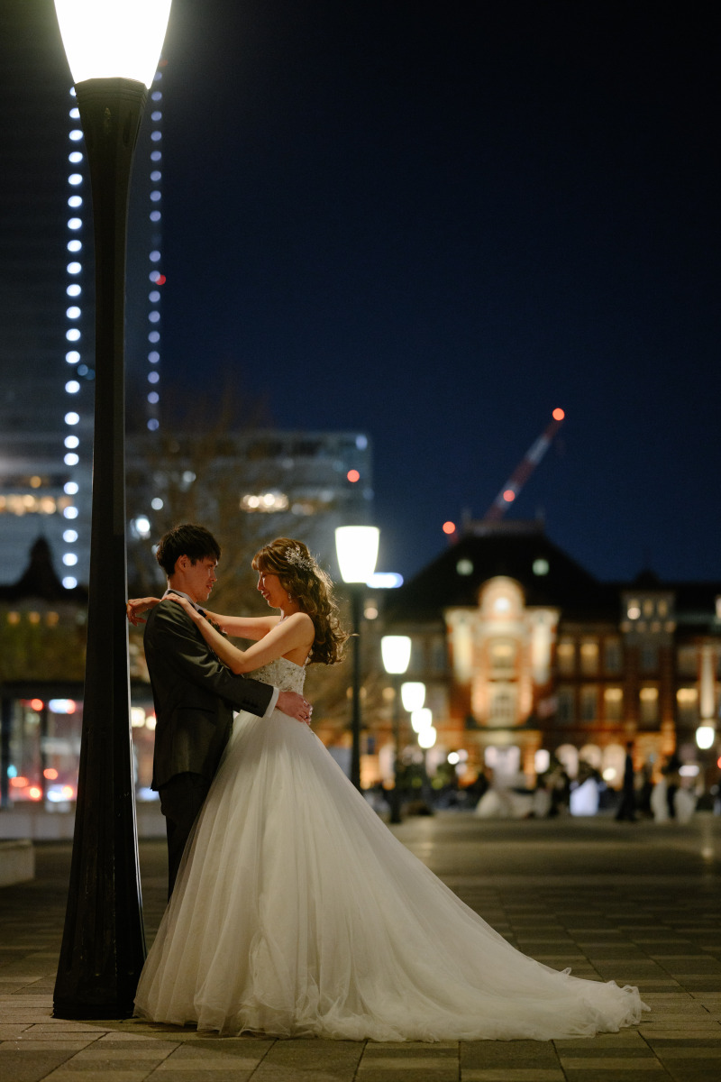 東京駅前で寄り添いショット♡