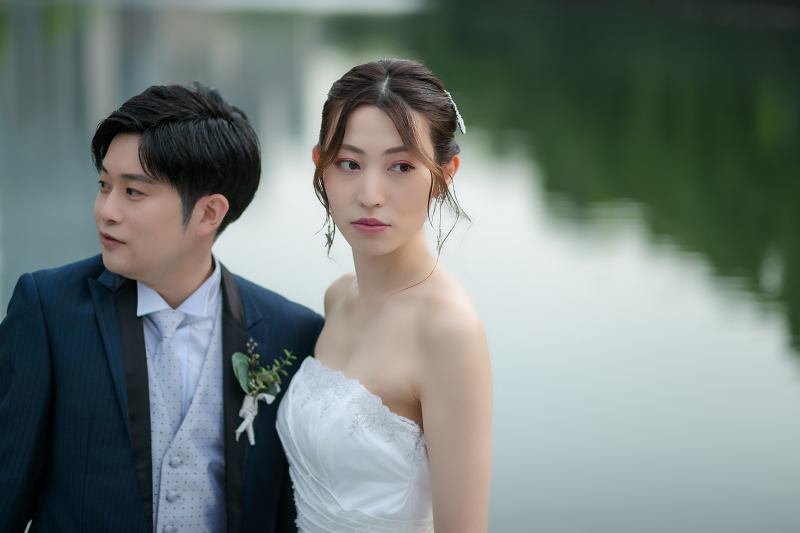 水面を背景に、さり気ない瞬間