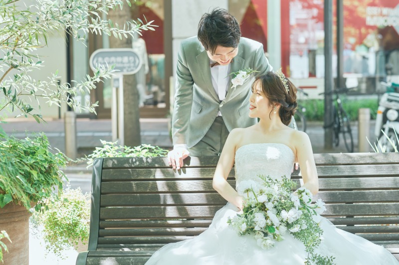 ベンチに座って