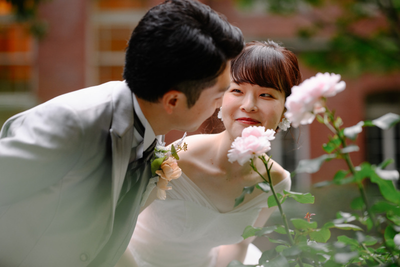 薔薇の香りを嗅いで…