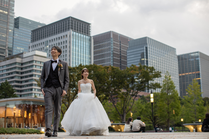 都会のビルをバックに