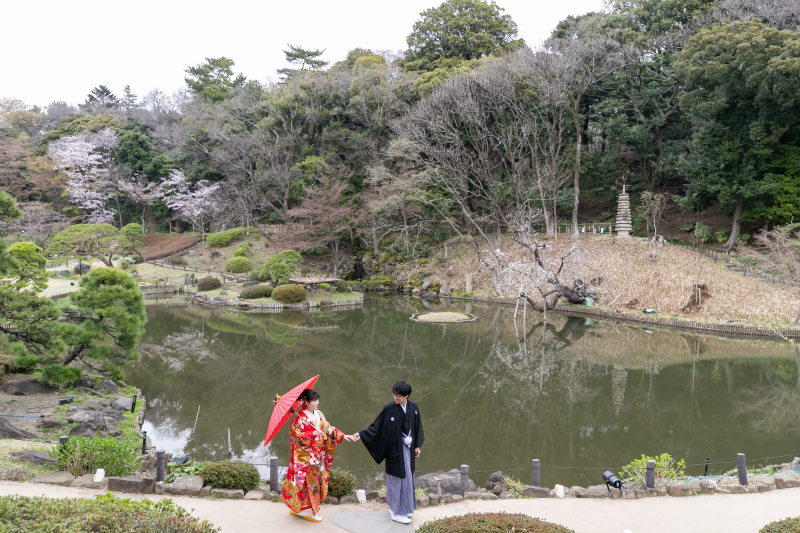 庭園の中へ。遠くに枝垂れ桜も見えます♪