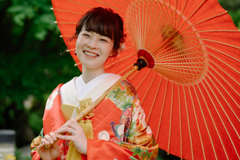 打掛と番傘の鮮やかな赤!