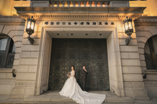 明治生命館のクラシカルな鉄門前で♡
