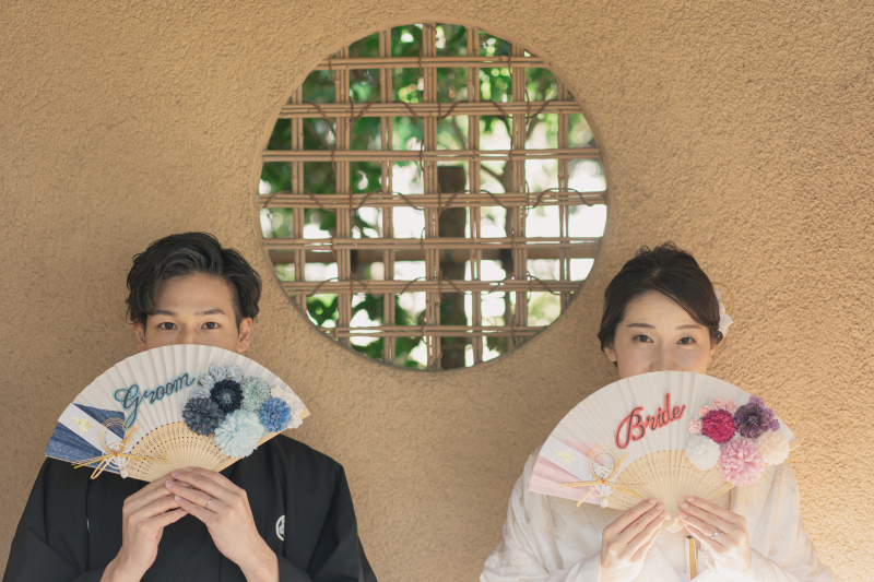 お揃いの扇子でお茶目ポーズ♪