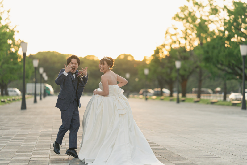 美しいサンセットにはしゃぐお二人♡