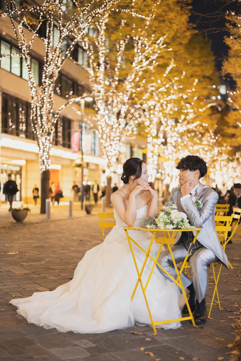 街の灯りの中で