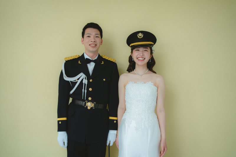 特別な制服と帽子姿で残す、洗練された記念