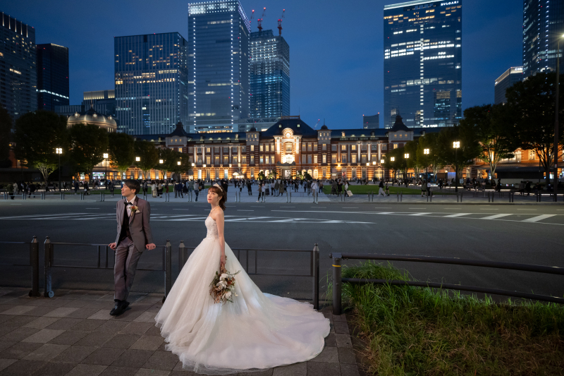 駅舎前でさりげないポージングで
