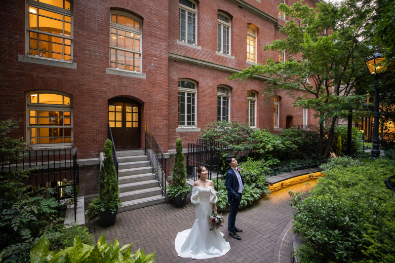 一号館美術館前で