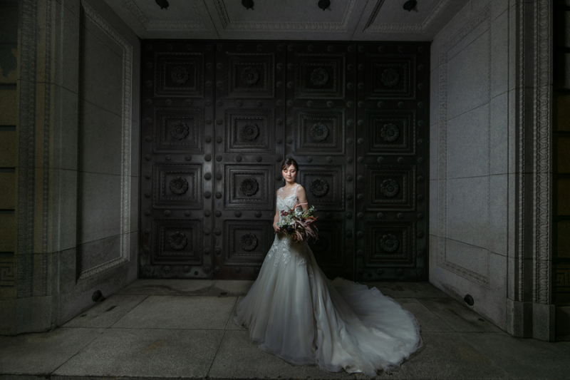 明治生命館の鉄門前