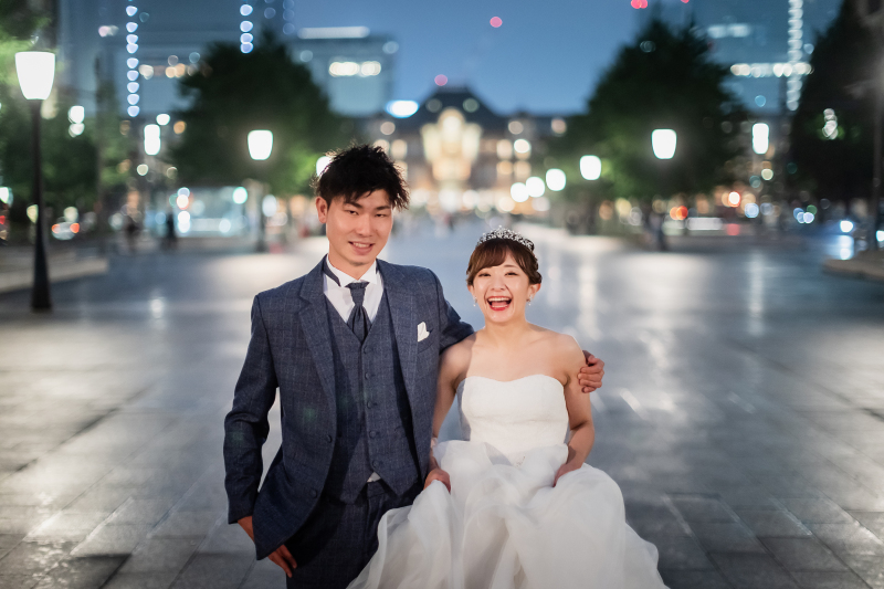雨に濡れたロマンティックな東京駅