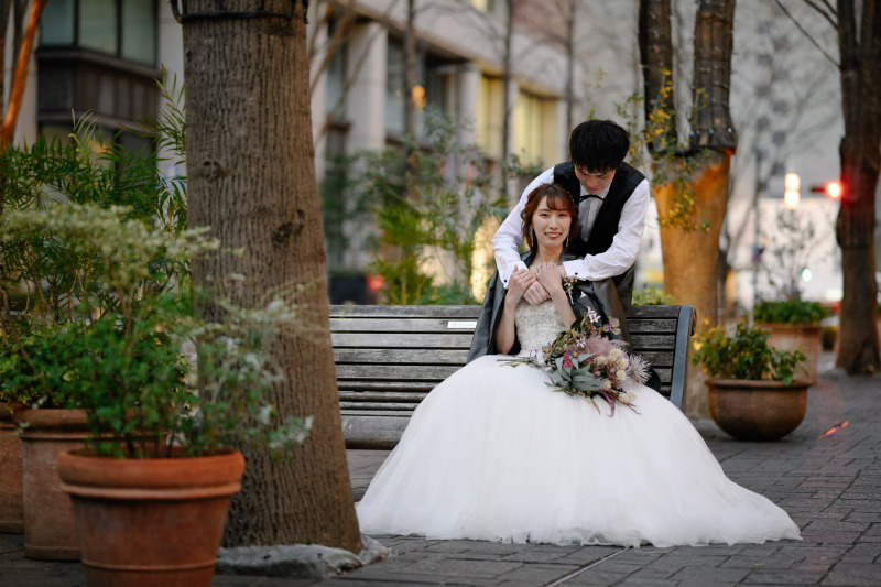 ベンチでバックハグショット♡