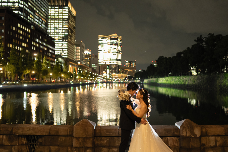 和田倉橋から、丸の内の夜景がきらめくお濠を背景に