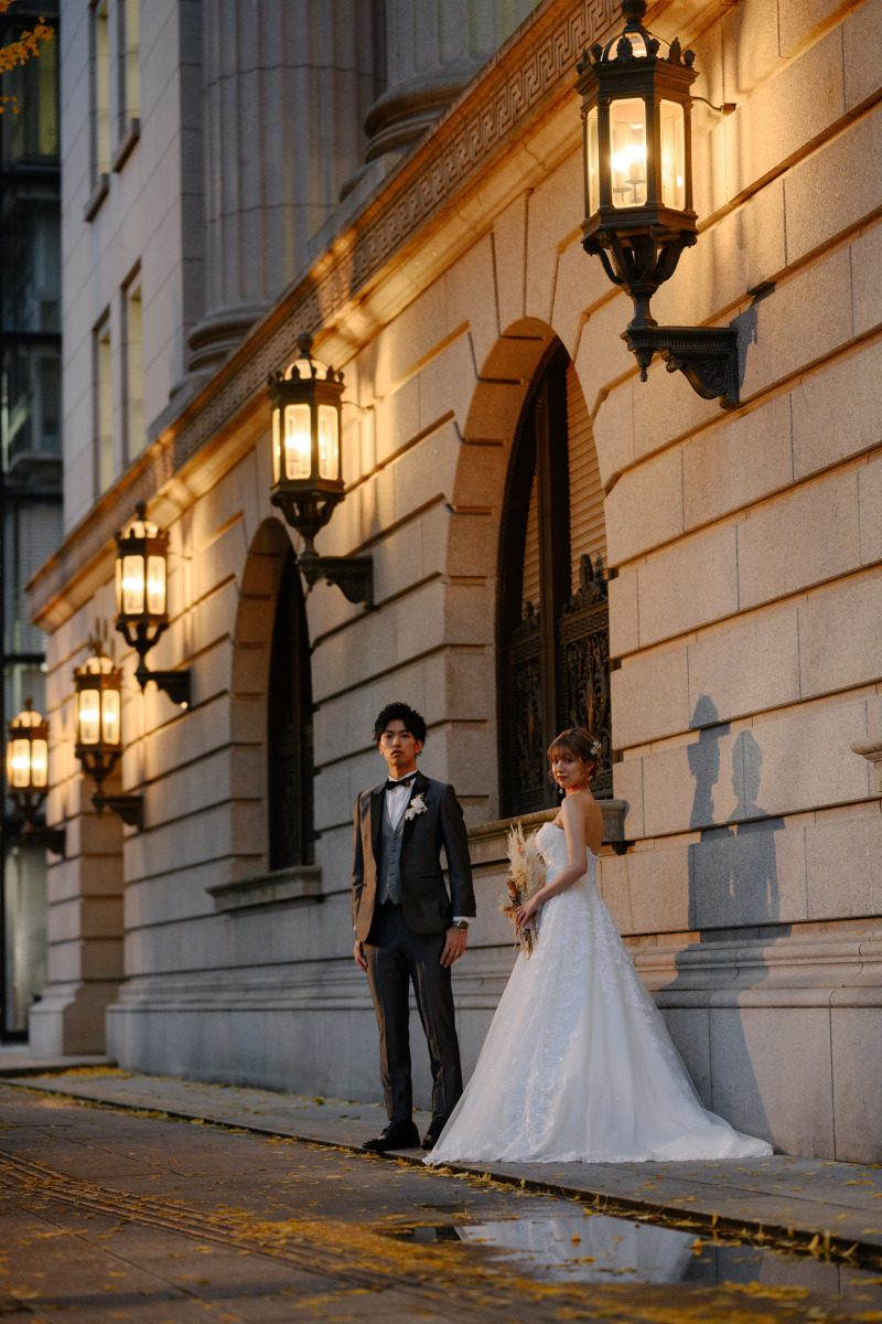 夕暮れ時、ライトに照らされます。