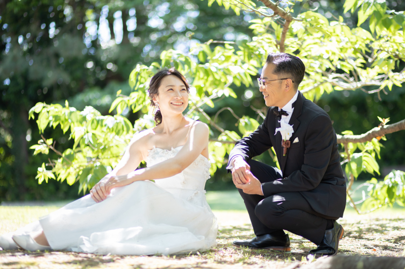 芝生でくつろいで