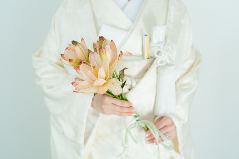 白無垢とお花の手元カット