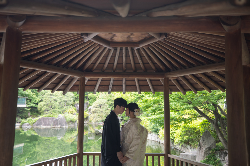 緑に包まれてのラブラブショット♡