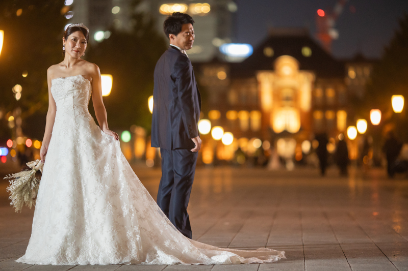 東京駅を背景に