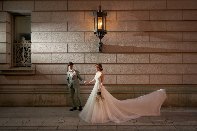 明治生命館前で
